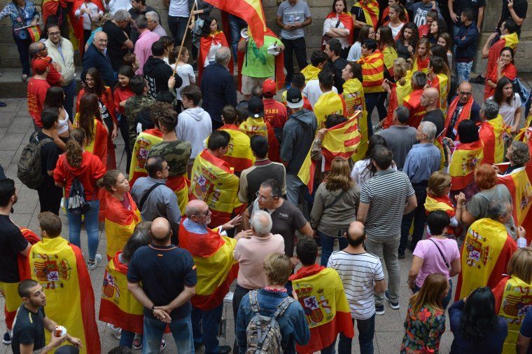 1-O.- Desenes de persones es manifesten a Lleida contra el referèndum corejant 'Sóc espanyol'
