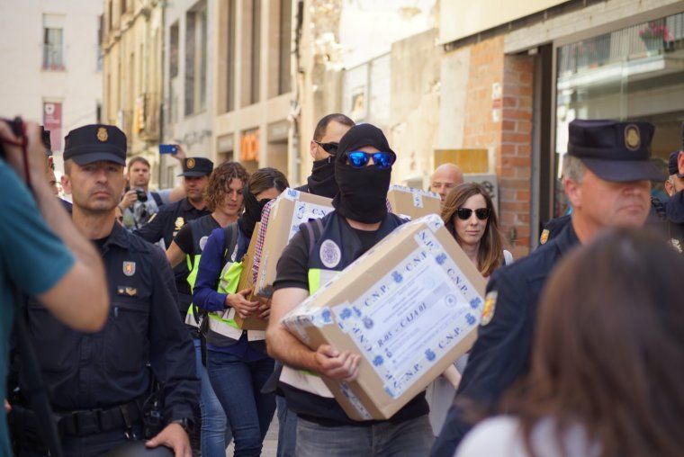 Agents de la Policia Nacional sortint d'un escorcoll a Reus.