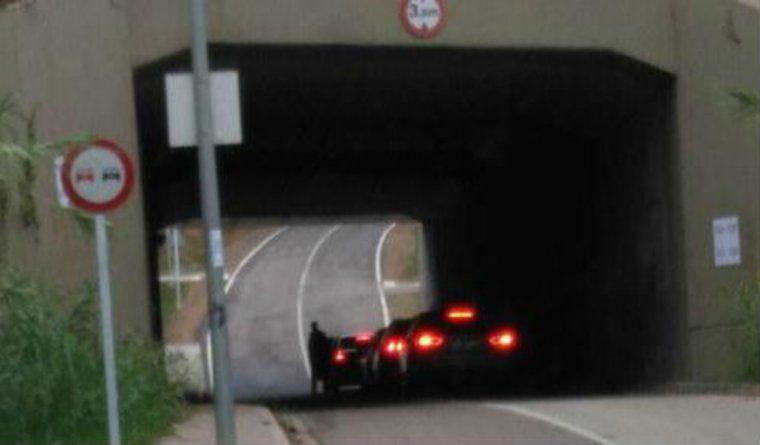 Carles Puigdemont va canviar de cotxe sota un pont roper a Sant Julià de Ramis.
