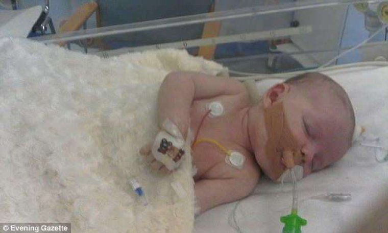 Diagnostican a un bebé con un simple resfriado y casi muere de sepsis