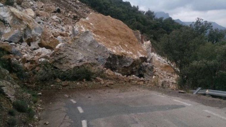 Diverses pedres han caigut sobre la carretera LV-9124