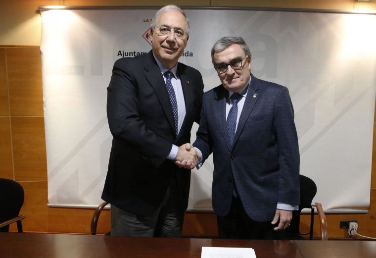 El rector de la UdL i l'alcalde de Lleida en el moment de la signatura