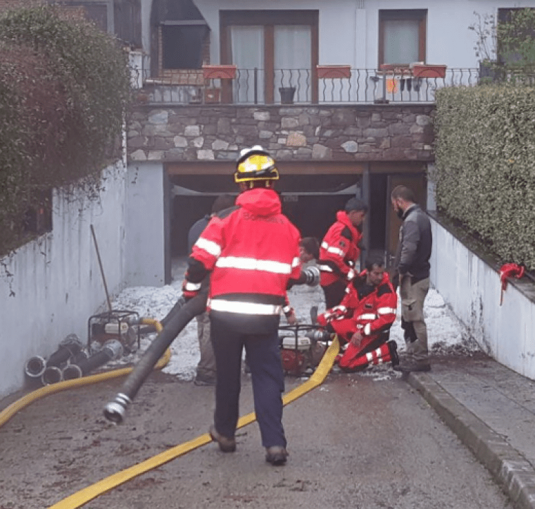 Els Bombers treballan en una casa