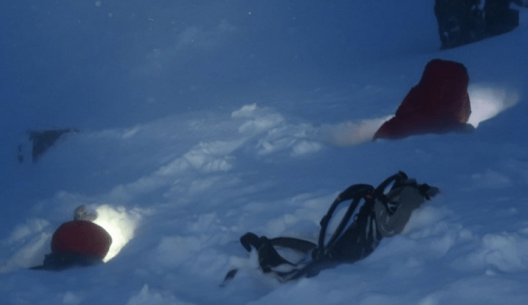 Els excursionistes entre la neu