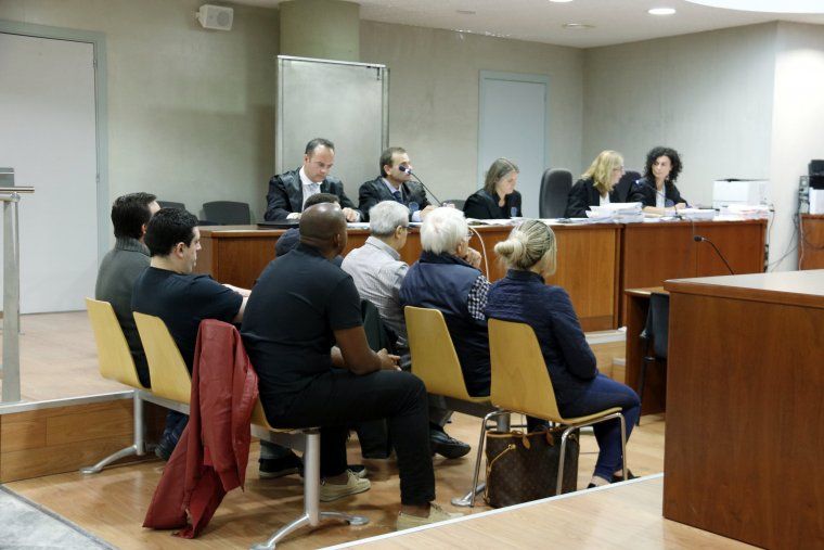 Els set acusats de prostitució i tràfic de drogues a l'Alt Urgell, a l'Audiència de Lleida.
