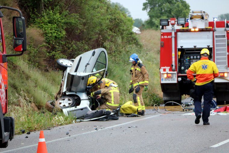 En el sinistre es van veure implicats tres vehicles.