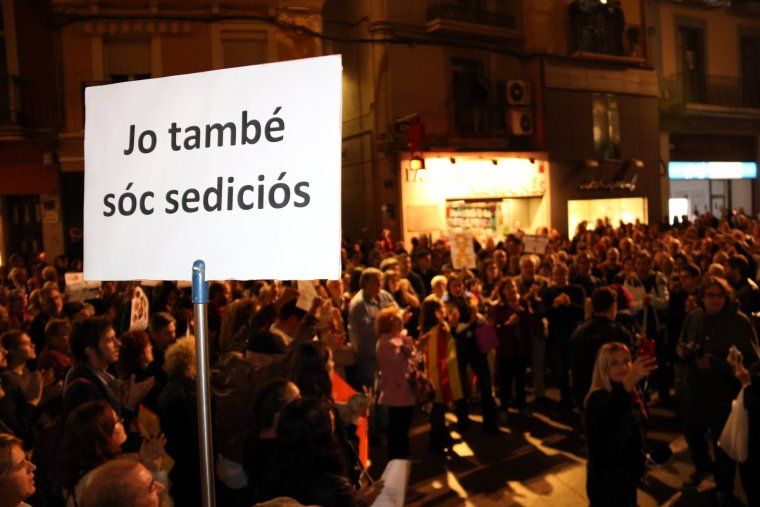 Fins a 2.000 persones s'han concentrat a la Plaça de la Paeria de Lleida.