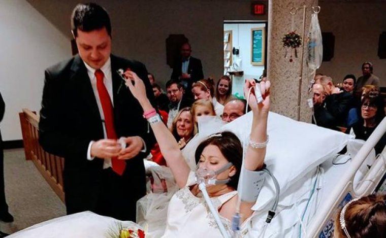 Heather celebra su enlace orgullosa.