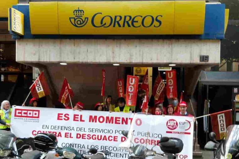 Imatge de la protesta dels sindicats a Correus de Lleida