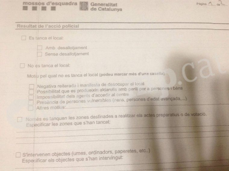 Imatge de l'acta que aixequen els Mossos quan intenten tancar un centre de votació.