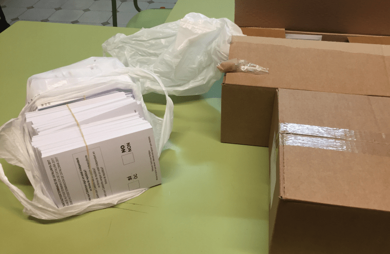 Imatge de les paperetes en un punt de votació, a Reus.