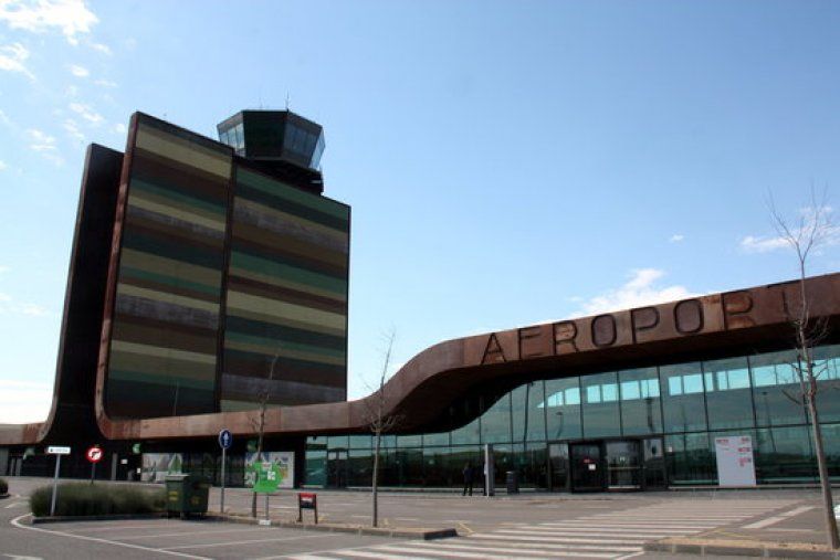 Imatge de l'exterior de l'aeroport de Lleida-Alguaire