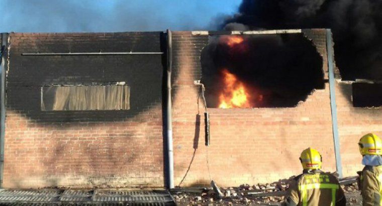 Imatge de l'incendi a una indústria de metalls i plàstics a l'Albi, amb bombers treballant