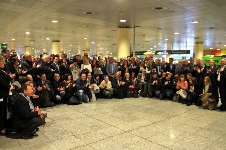 Imatge de tots els alcaldes catalans que han viatjat aquest dimarts a Brussel·les