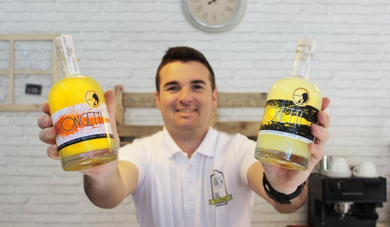 Imatge del creador amb els dos licors premiats