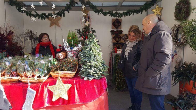 Arrenca el mercat nadalenc de Santa Llúcia a la plaça Cervantes de Lleida