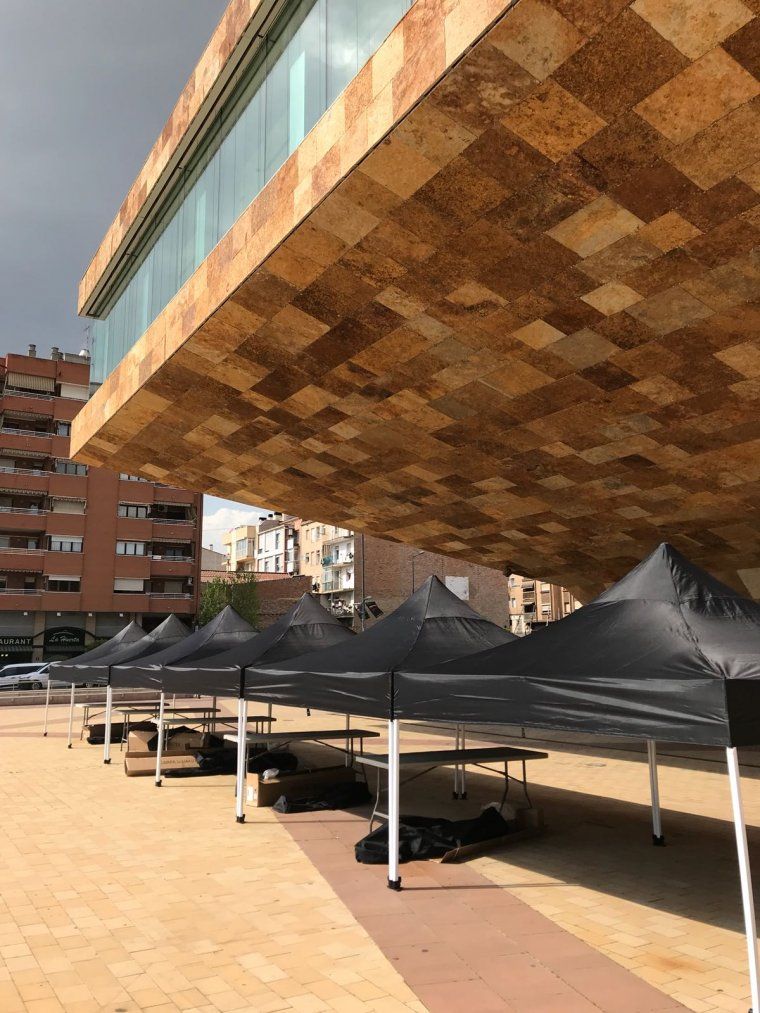 La plaça de la Llotja es prepara per acollir el Food&Fun Festival