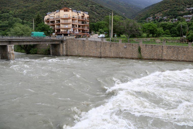 Imatge del riu Noguera Pallaresa al seu pas per Sort, al Pallars Sobirà