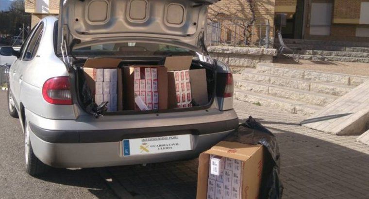 Imatge del tabac a l'interior del maleter del vehicle en què era transportat