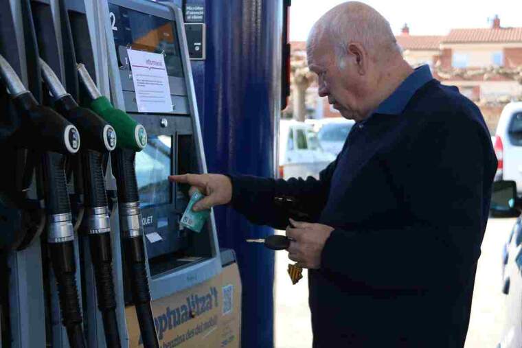 Imatge d'un home ficant benzina