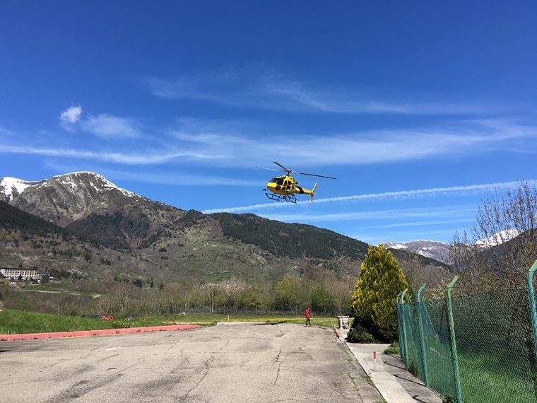 Imatge general de l'heliport de Vielha i un helicòpter aterrant.
