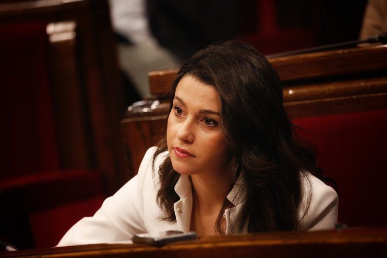 Inés Arrimadas escoltant el discurs de Quim Torra.