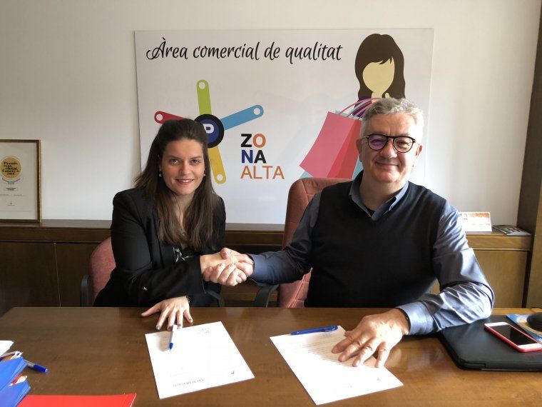 Josep Bellera i Laura Biela signant l'acord.