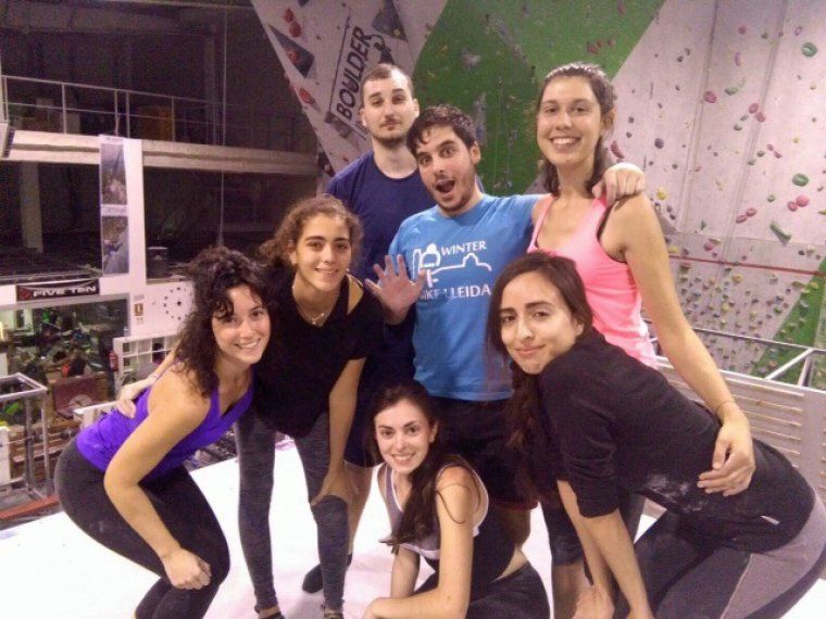 Joves que practiquen escalada indoor a Lleida