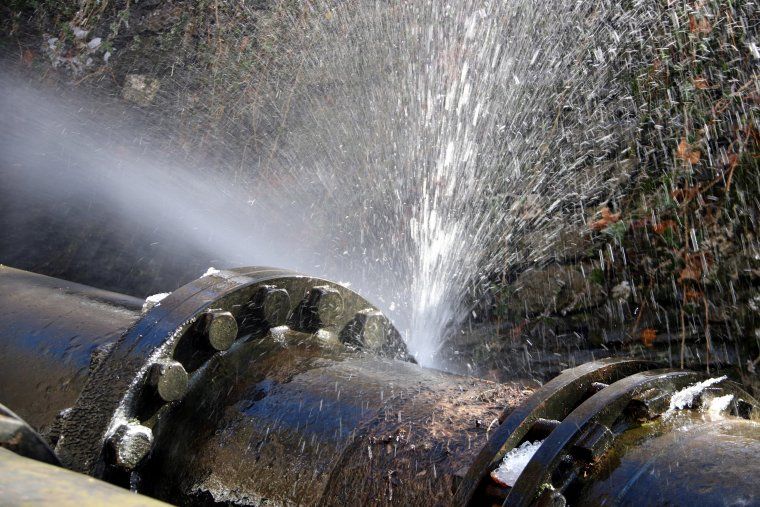 La fuita d'aigua a la canonada de la central de Capdella, al Pallars Jussà