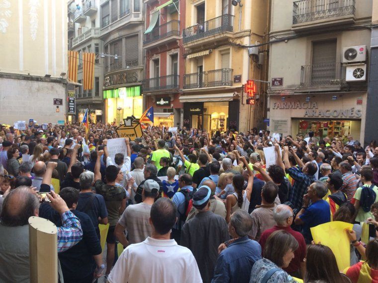 La Plaça de la Paeria de Lleida s'ha omplert de gom a gom.
