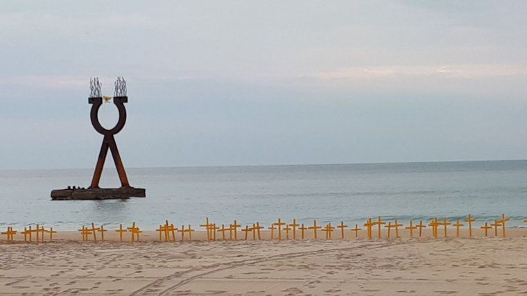 La platja de Torredembarra, plena de creus grogues.