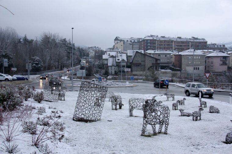 La neu caiguda de matinada al Pirineu enfarina l’Alt Urgell