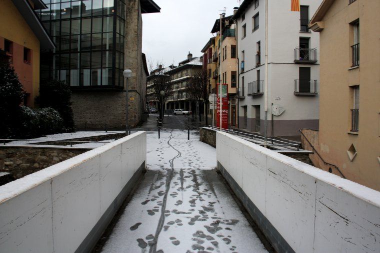 L'enfarinada de neu al carrer, en un accés al centre històric de La Seu d'Urgell