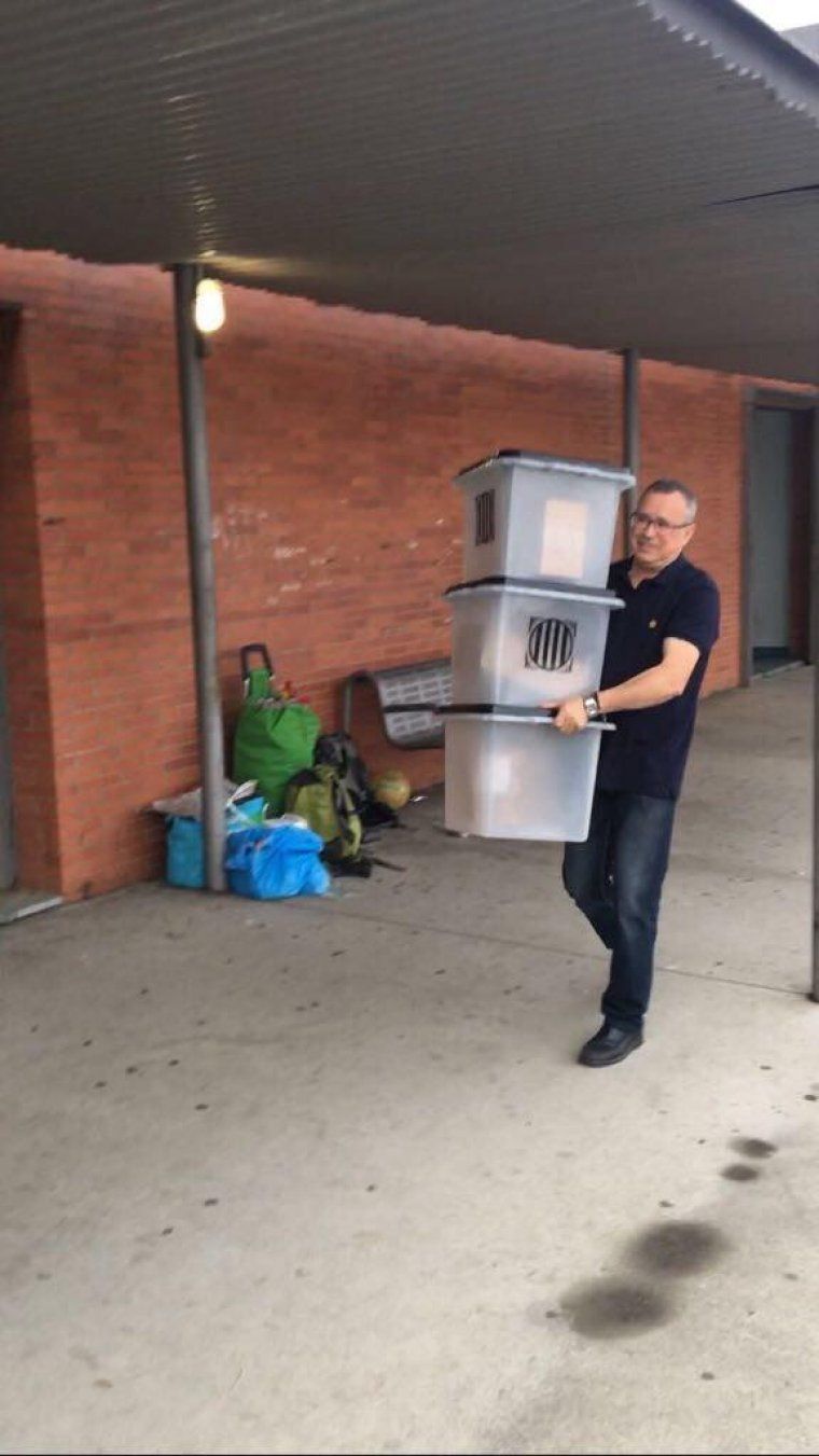Les urnes arriben a l'IES Maria Rúbies de Lleida.