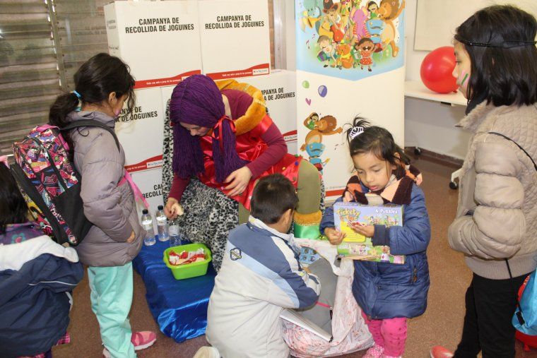 Més nens recollint les seves joguines a Lleida
