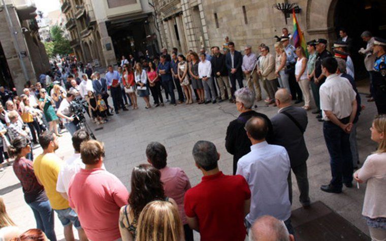 Minut de silenci a la plaça Paeria de Lleida per rebutjar l’atemptat d’Orlando