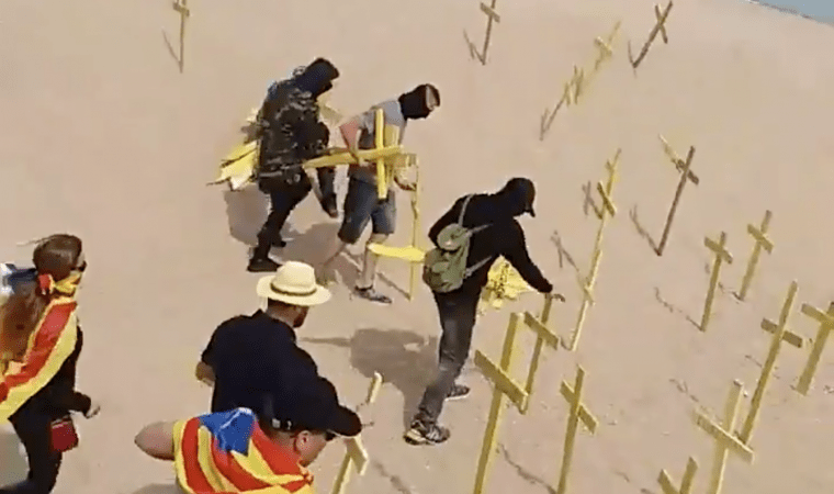 Moment que les persones amb la cara tapada han tret les creus grogues del CDR.