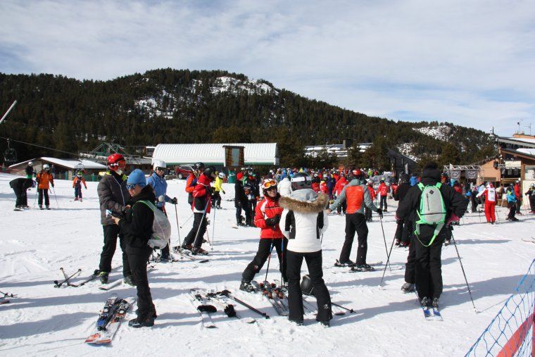 Pla general de multitud d'esquiadors a la part baixa de l'estació de Masella