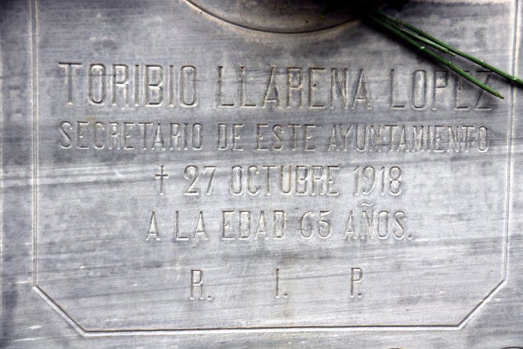Pla tancat de la làpida del nínxol del besavi de jutge Llarena, Toribio Llarena