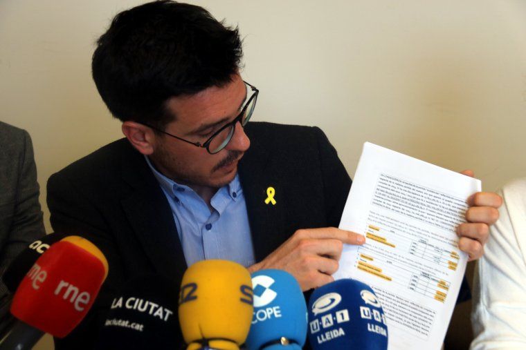 Toni Postius ensenyant els documents aquest dimecres en roda de premsa