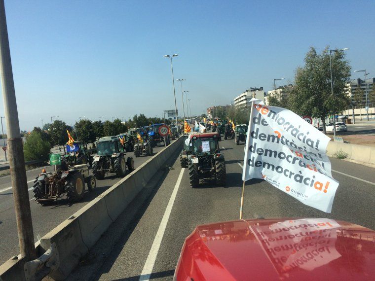 Més d’un miler de pagesos catalans participen en les primeres marxes de tractors en defensa de la democràcia i la llibertat celebrades a Lleida i Vic