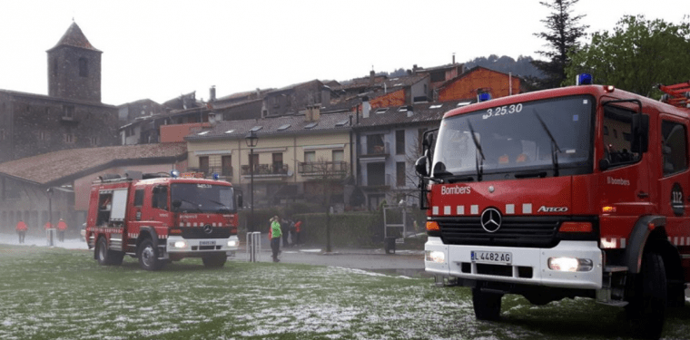 Un camió de Bombers després de la tempesta