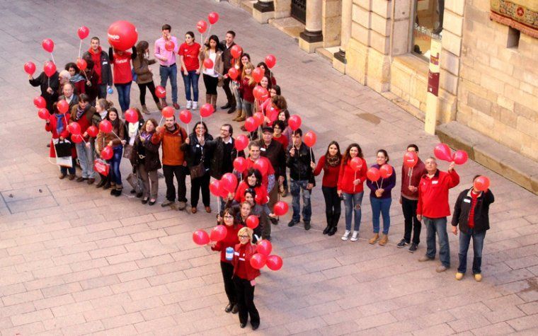 Un llaç humà gegant contra la Sida a Lleida