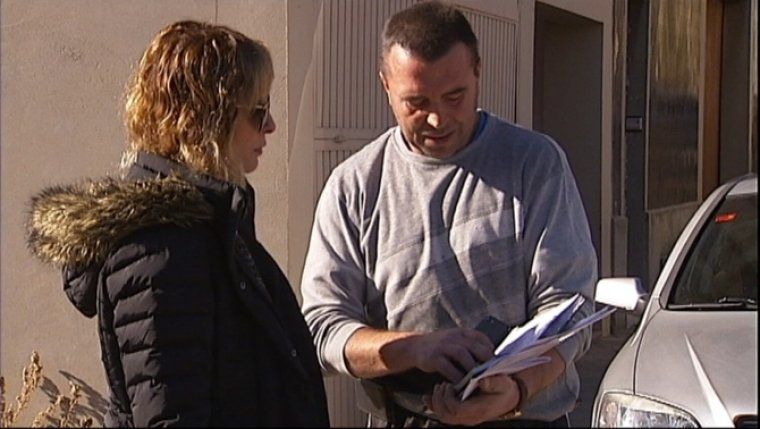 Una reportera de TV3 amb un dels denunciants