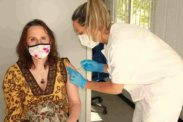 Imatge d'una dona vacunant-se